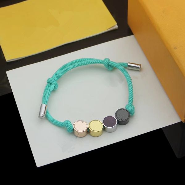 Vente en gros 2021 Classic Beautiful Sell Couple Bracelets Alphabet Flower String sont disponibles en gros dans des coffrets cadeaux