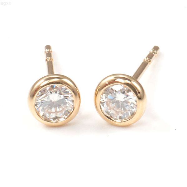 Boucles d'oreilles classiques à réglage de lunette pour femmes portant quotidiennement de l'or jaune massif 18 carats avec Moissanite en vente