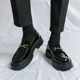 Mocassins classiques noirs à boucle de cheval de la mode britannique pour hommes avec semelles épaisses et hauteur élevée pour chaussures en cuir d'affaires formelles