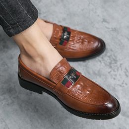 Klassiek zwart krokodilpatroon Men Formele schoenen Solid Daily Youth Banquet British Business Casual Shoes