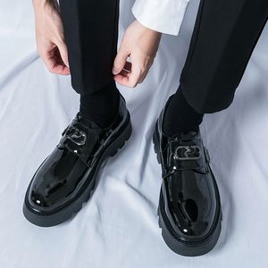 Mocassins pretos clássicos masculinos de couro pu, sapatos fashion com fivela de metal, sola grossa, sapatos sociais de negócios
