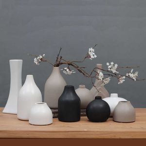 Klassiek zwart / wit keramische vaas Chinese kunst en ambachten gecontracteerd porselein bloem fles creatieve cadeau huis decoratie 210623