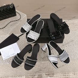 Klassieke zwart wit kristal verfraaide platte slijbanen slippers voor vrouwen blokhakken sandaal slingback muilezels diamanten letter hoge hak pomp feest trouwjurk schoenen