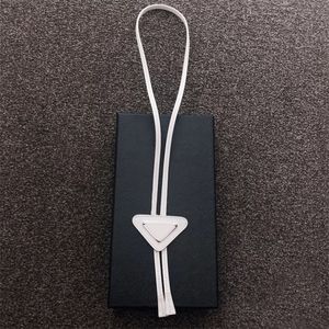 Klassieke bolo-ties designer leren stropdassen voor mannen vrouwen driehoekige metalen onderdelen delicate zakelijke feest bruiloft lederen luxe stropdas wit zwart PJ046 B4