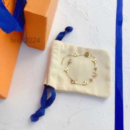 Pulseras clásicas brazalete 18k dorado chapado inoxidable letras de flores de acero colgantes amantes de la pulsera de la pulsera pulsera de las mujeres pulsera para mujeres de cumpleaños regalo