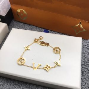 Klassieke armbanden Bangle 18K Gold vergulde roestvrijstalen bloembrief Hangers Liefhebbers Gift Polsband manchetketen Vrouwenarmband voor verjaardagscadeau