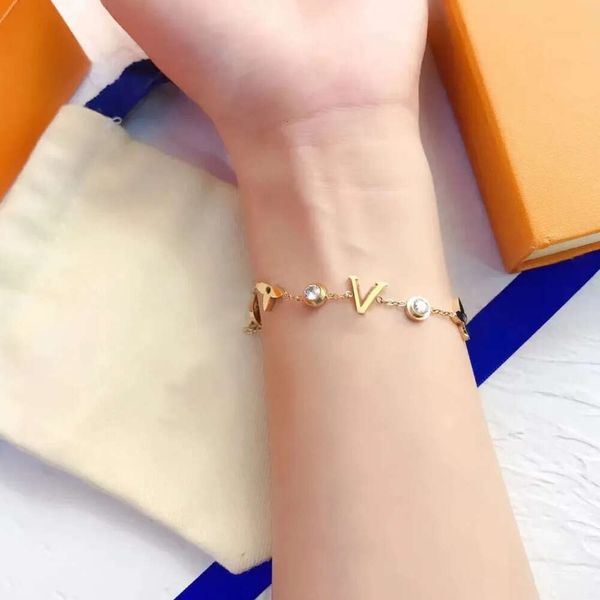 Pulseras clásicas Brazalete Chapado en oro de 18 quilates Colgantes de letras de flores de acero inoxidable Pulsera de regalo para amantes Pulsera de cadena para mujer para regalo de cumpleaños de Halloween