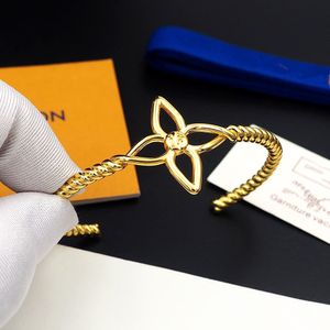 Bracelets classiques bracelets plaqués en acier inoxydable Lettre de fleurs pendentifs Amoureux cadeau bracelet Chaîne de bracelet Femmes pour l'anniversaire