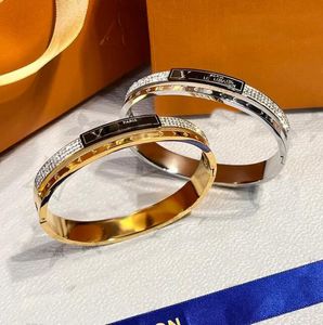Bracelets classiques Femmes Bangle Designer Bijoux Crystal Gold Sier plaqué en acier inoxydable Amoureux Gift Bracelet pour hommes S317