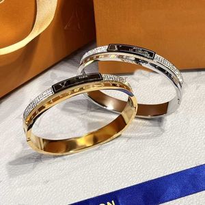 Bracelets classiques Femmes Bangle de luxe Designer Bijoux Crystal 18k Gold plaqué 925 Amours en acier inoxydable plaqué en argent Gift Bracelet pour hommes S317