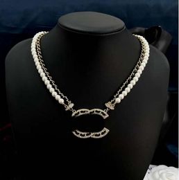 Colliers avec pendentifs et lettres en cuir, marque classique de styliste, ras du cou, chaîne de pull, accessoires de bijoux, 20 styles