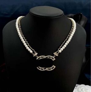 Colliers avec pendentifs et lettres en cuir, marque classique de styliste, ras du cou, chaîne de pull, accessoires de bijoux, 20 styles