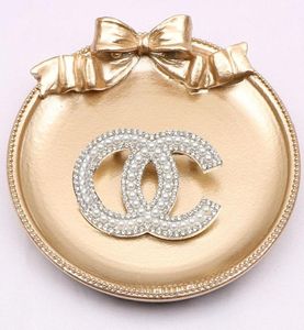 Klassiek merk Designer letters patroon ketting broche vrouwen goud kristal strass pearl brochs elegantie temperament eenvoudige dames9324266