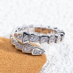 Klassieke merkontwerperringen s Designers Ring Sier Vorated For Women Open Snake Patroon gemakkelijk te vervormen Lady Bone Full Diamond Top Level Gift Casual Fashion Party