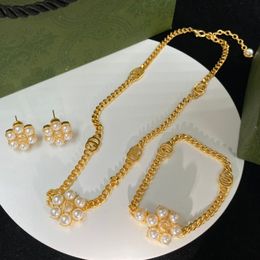 Conjunto de caja de regalo de joyería para mujer de moda de marca clásica: aretes, pulseras, collar Conjunto de tres piezas