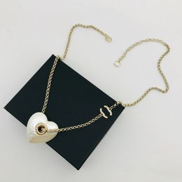 Joyería de marca clásica corazón acrílico doble letra colgante de cadena de perlas colgante collar de latón collar de lujo accesorios para la fiesta de bodas para mujeres
