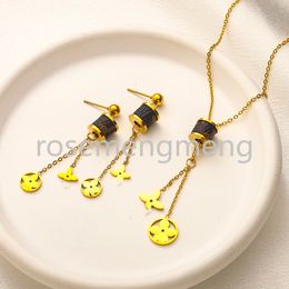 Klassiek merk sieradenletter oorrang kwastjes hang kettingen charmeketen roestvrij staal klassiekers trui ketting voor vrouwen bruiloftsfeestje sieraden accessoires