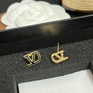 Logo de marque classique mini style luxueux étouffe noire boucles d'oreille en acier inoxydable en or plaque de bijoux de bijoux emballages couple couple de famille