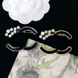 Klassiek merk luxe desinger broche dames strass letters grote broches pak pin pin mode metalen sieraden kleding decoratie accessoires geschenken