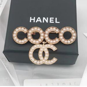 Klassiek merk luxe desinger broche vrouwen goud inlay crystal rhinestone parel letters broches pak pin pin mode sieraden kleding decoratie accessoires geschenken ww