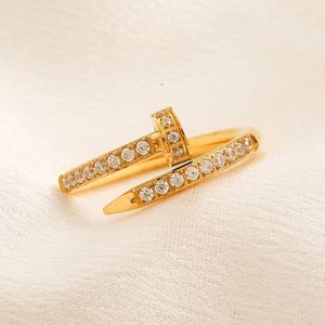 Anillo de uñas de marca clásica Diamante de cristal de lujo Boda para mujer Cumpleaños Chapado en oro Diseño de boda de alta calidad para mujeres Nuevos regalos de amor románticos Joyería