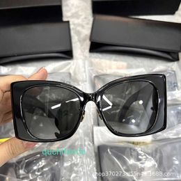 Lunettes de soleil Retro Retro Retro Yoisill Chaoyang pour les femmes avec des jambes larges super cool Eyes Cat Eyes Men personnalisés Style Fashion Slimming New Look