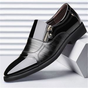 Klassieke zaken voor zaken voor heren mode elegante formele trouwschoenen mannen glijden op kantoor oxford schoen voor man zwart plus 38-47