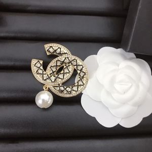 Clásico C-letra Pins Broche Diamantes Diseñador Broche Mujer Accesorios de joyería Broches de perlas Traje Pines Elegantes regalos de fiesta de boda