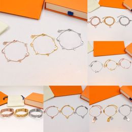 Klassieke bedelarmbanden Designer 18K verguld roestvrij staal Bloem Letter Hangers Liefhebbers Cadeau Polsbandje Manchetketting Dames Mode-sieraden Hoge kwaliteit