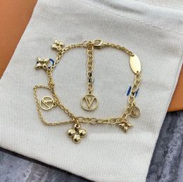 Brazaletes de diseñador de encanto clásico brazalete 18k dorado chapado inoxidable letras de flores de acero colgantes amantes de la pulsera de la pulsera de la pulsera pulsera para mujer para regalos de cumpleaños