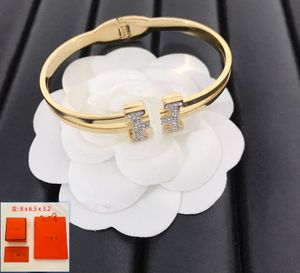 Bijoux de créateur de charme classique New Love Gift Bracelet pour femmes avec coffret à printemps en acier inoxydable Bangle