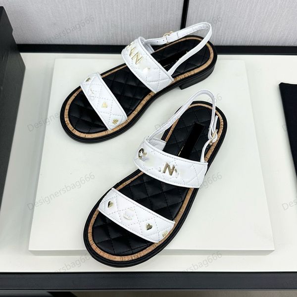 Diseñador de tacón clásico de tacón a cuadros Lambbsker Sandals plano de tacón bajo Slip en mulas Vintage Marca de oro de metal Hebilla de sándalo en forma de corazón Ajustable