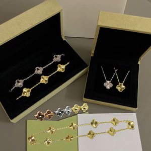 Klassieke Klaver Armbanden Designer Armband Ketting Oorbellen Vijf Bloem Sieraden Cadeau voor Dames Heren 4 Kleuren Beschikbaar Hoge Kwaliteit