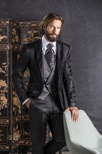 Design classique Tuxedos de marié noir Peak Lapel One Button Groomsmen Mens Wedding Tuxedos Popular Man 3 Piece Suit (Veste + Pantalon + Gilet + Cravate) 136
