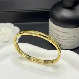 Bracelet de lettre de conception classique de luxe plaqué or bracelet d'amour fille famille cadeau romantique bracelet en acier inoxydable sans décoloration bracelets de bijoux de marque de luxe
