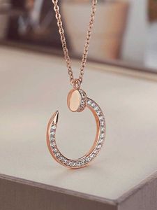 Klassiek ontwerp liefde sieraden roze goud nagel ketting dames rood volledige diamant sleutelbeen ketting ins ontwerp kleurfast licht luxe hanger met logo