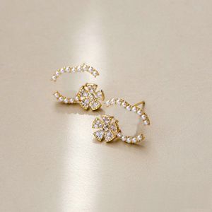 Pendientes de tuerca de flor de perla con diamantes de imitación de diseño clásico para mujeres y niñas, pendientes de joyería de fiesta a la moda, regalos