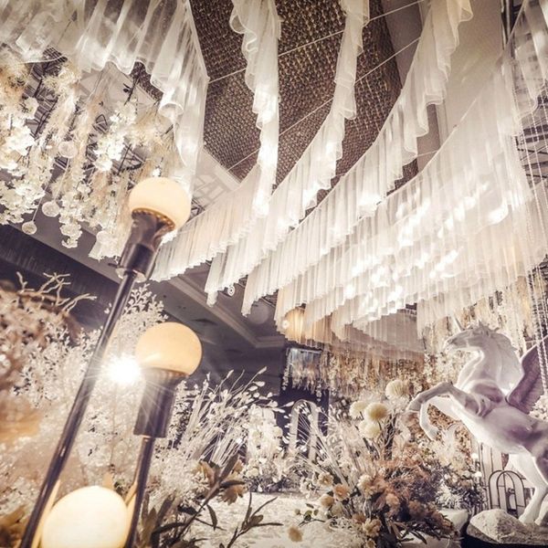 Decoración de fiesta de diseño clásico, gasa blanca suiza, nube de techo, hilo colgante superior, línea ondulada transparente para accesorios de boda