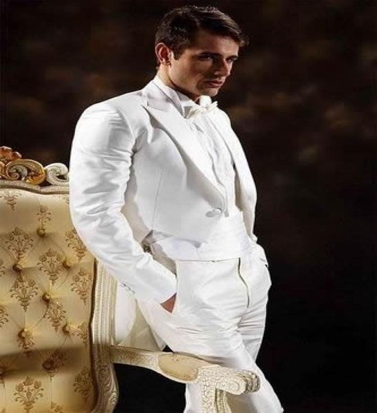 Diseño clásico Peak Lapel White Tailcoat Guapo Novio Esmoquin Men039s Vestido de novia Novio Ropa de fiesta chaqueta pantalones tie8065444