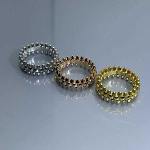 Classic Design Unisexe Rivet Ring Gold Fashion Light Tempérament de luxe Tempérame de couple polyvalent avec CART ORIGINAL RINGS