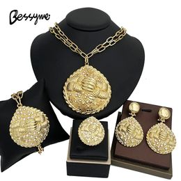 Classic Design Femmes Big Pendant Collier Drop Boucles d'oreilles Bracelet et bijoux de bague Ensemble de haute qualité Dubaï plaqué Gold 18k TRENDY 240425