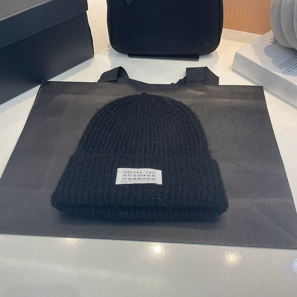 Gorro de diseño clásico, gorro, gorro de invierno para hombres y mujeres, protección transpirable para los oídos y calidez al aire libre, tendencia de colores mezclados, suéter informal, bonito