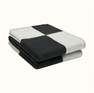 Klassieke Designer Dekens Zachte wollen sjaalsjaal Draagbare warmte Verdikking Geplaatste bank Bed Fleece Gebreide deken 135*180 cm