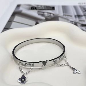 Klassieke armbandontwerper voor mannen Dames Bedelarmband 18K verguld titanium staal Bloem Letter Bangle Lovers Gift Polsbandketting voor verjaardagscadeau