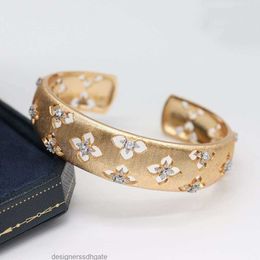 Bracelet de créateur classique bijoux buccellati bijoux processus de tréfilage italien version large évidé bracelet trèfle à quatre feuilles bracelet d'ouverture pour femme
