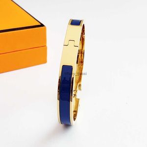 Braceuse de concepteur classique Bracet en acier Gold Ladies 8 mm de large avec sac cadeau