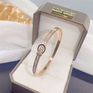 Pulseras de diseño clásico Pulsera de acero de titanio de alta calidad 2023 Nueva versión japonesa y coreana de la hebilla de diamantes de amor no se desvanece joyería regalo para damas