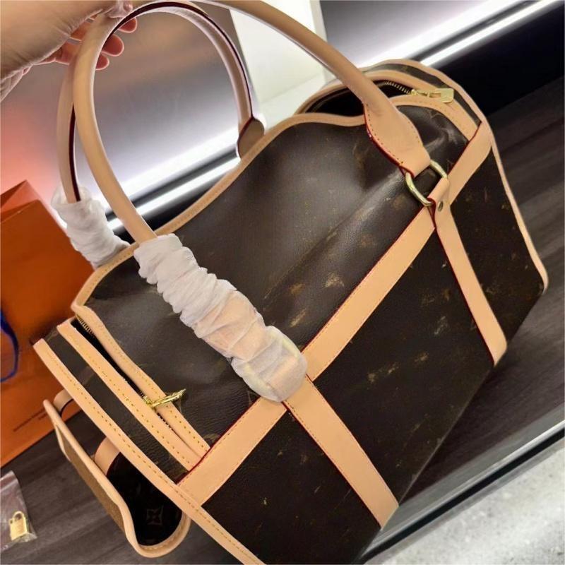 Classic Pet Carrier Designer Bag Luxury Brand Travel Car Seat Dog Carrier Bags Breathable Cat Carrying Bag Weekend Hiking Pet Bag Perfect Hardware and Details