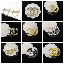 Broche de diseñador clásico chapado en oro broches de letras de marca para mujer encanto regalo de boda joyería accesorio 20 estilo