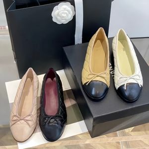 Chaussures habillées de créateurs classiques Printemps et Automne Ballerines en peau de vache Chaussures de bateau plates noires pour femmes de mode Sandales de luxe Mocassins en cuir